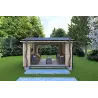 Vista frontal de la pérgola de madera STELLA 4x3 con estructura abierta y zona de descanso amueblada.